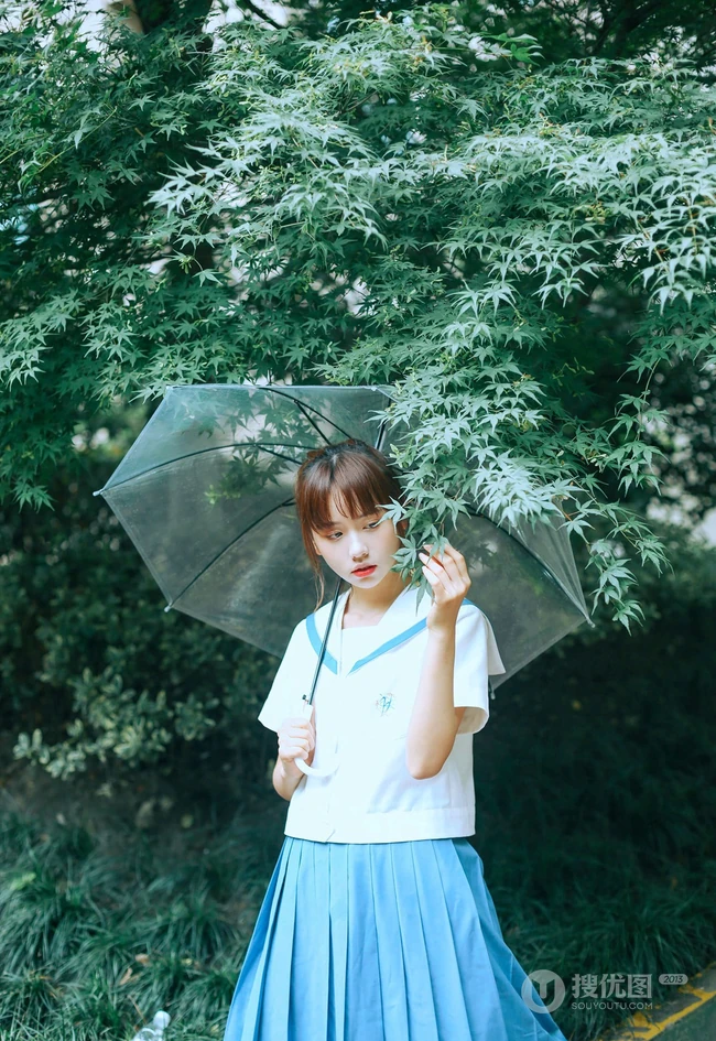 下雨天，手拿雨伞的学生装可爱女生唯美户外摄影美图收录