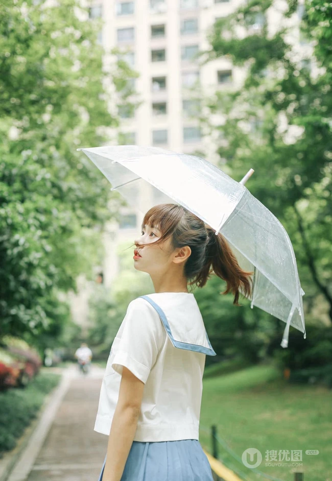 下雨天，手拿雨伞的学生装可爱女生唯美户外摄影美图收录