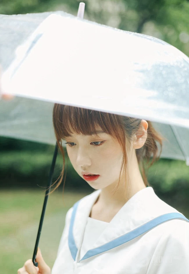 下雨天，手拿雨伞的学生装可爱女生唯美户外摄影美图收录