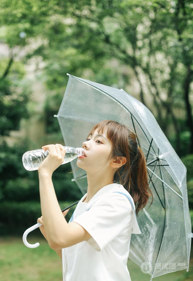 下雨天，手拿雨伞的学生装可爱女生唯美户外摄影美图收录