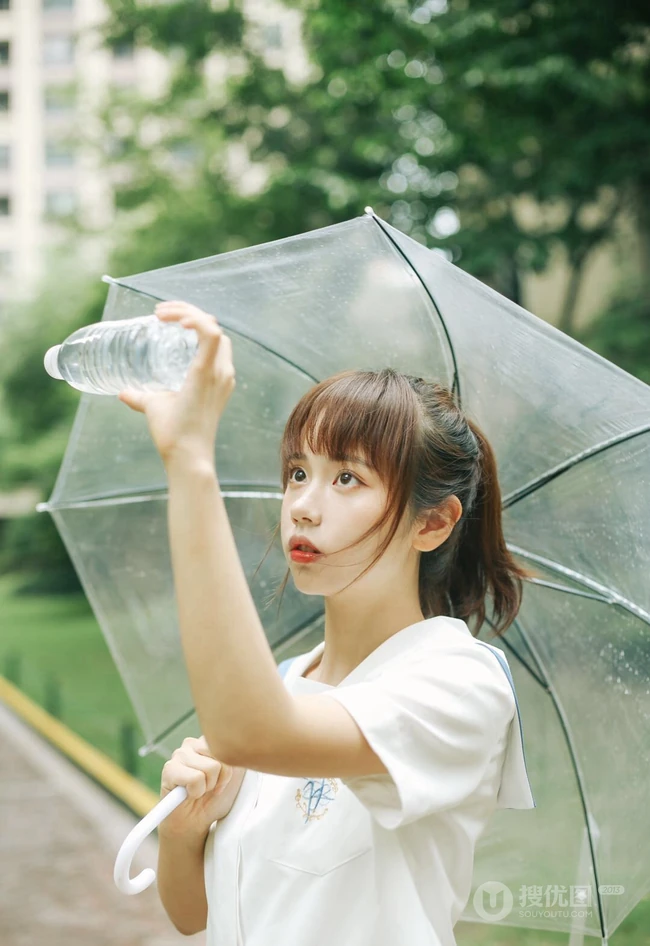 下雨天，手拿雨伞的学生装可爱女生唯美户外摄影美图收录