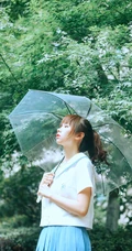 下雨天，手拿雨伞的学生装可爱女生唯美户外摄影美图收录