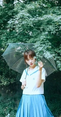 下雨天，手拿雨伞的学生装可爱女生唯美户外摄影美图收录