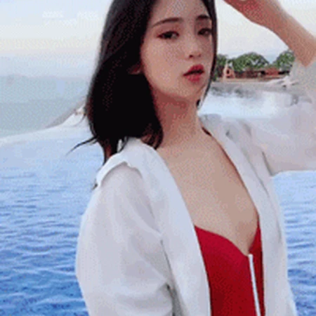 海边吹风，撩发，咬嘴唇的可爱女生动态图片