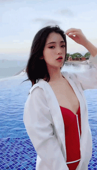 海边吹风，撩发，咬嘴唇的可爱女生动态图片