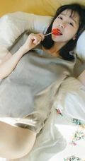 爱吃棒棒糖，泡泡糖的韩国大漂亮女生甜美可爱气质生活照图片