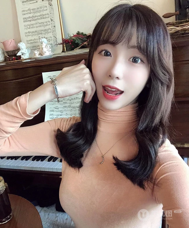 爱吃棒棒糖，泡泡糖的韩国大漂亮女生甜美可爱气质生活照图片