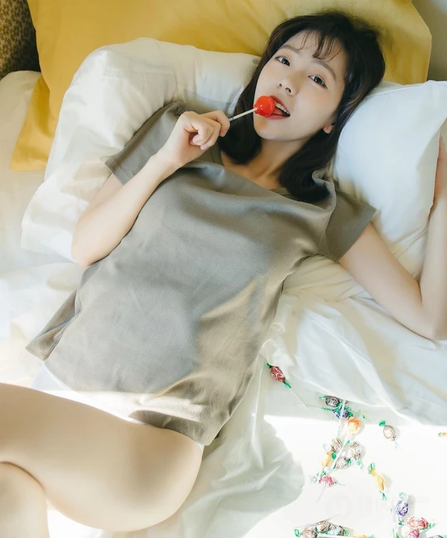 爱吃棒棒糖，泡泡糖的韩国大漂亮女生甜美可爱气质生活照图片