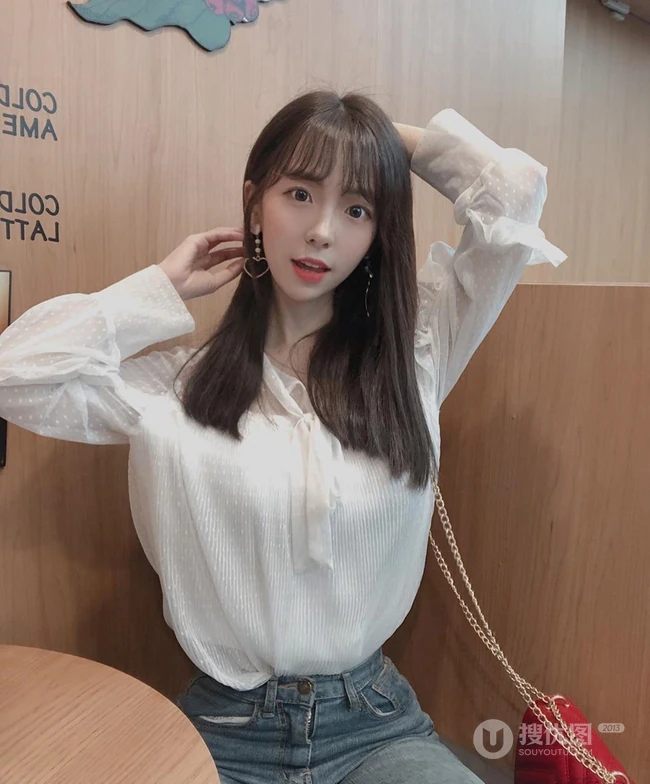 爱吃棒棒糖，泡泡糖的韩国大漂亮女生甜美可爱气质生活照图片