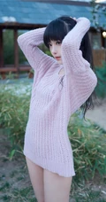 甜美萌新妹子一枚，黑直长发气质女生肩带泳装气质写真图集