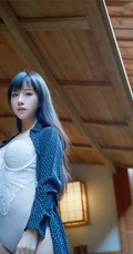 甜美萌新妹子一枚，黑直长发气质女生肩带泳装气质写真图集