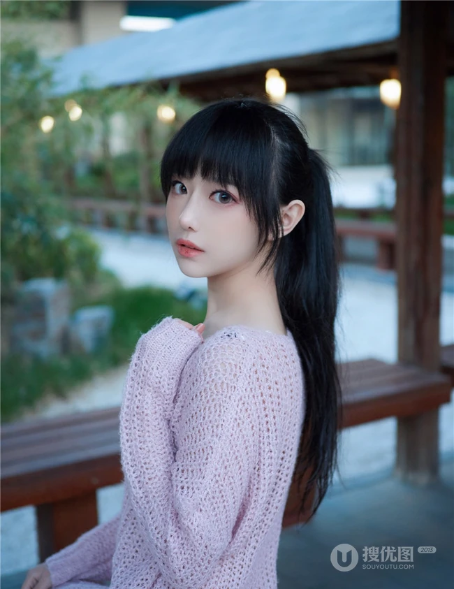 甜美萌新妹子一枚，黑直长发气质女生肩带泳装气质写真图集