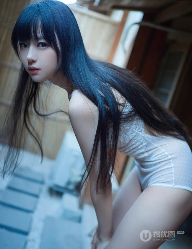 甜美萌新妹子一枚，黑直长发气质女生肩带泳装气质写真图集