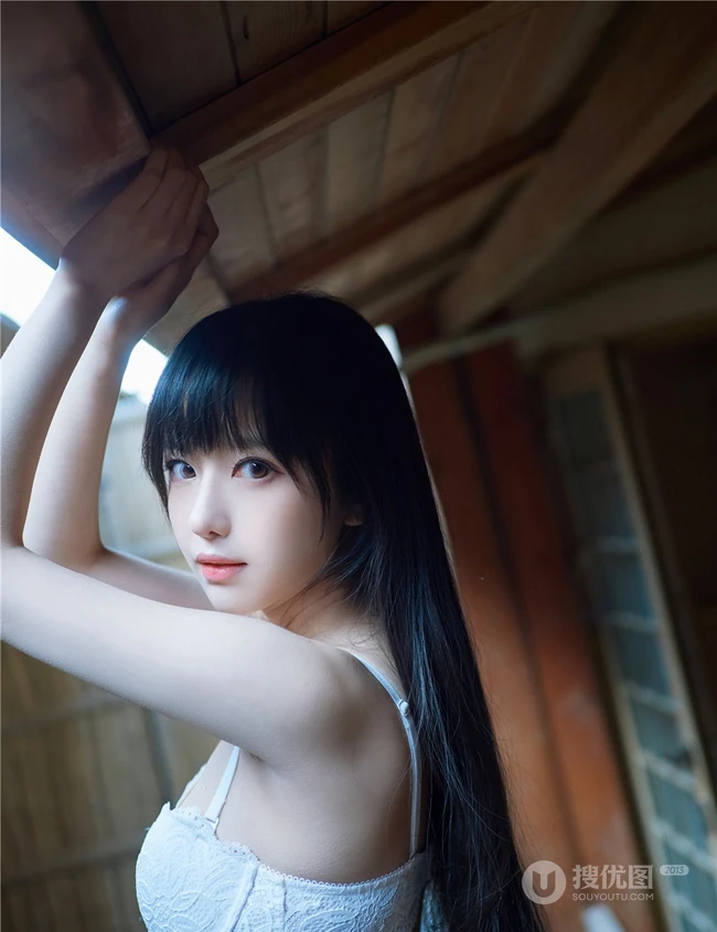 甜美萌新妹子一枚，黑直长发气质女生肩带泳装气质写真图集
