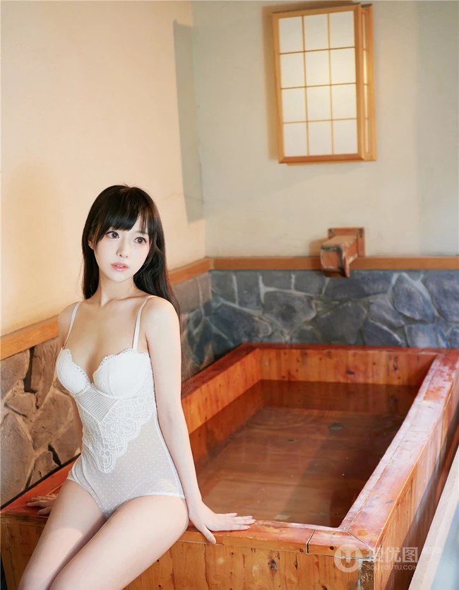 甜美萌新妹子一枚，黑直长发气质女生肩带泳装气质写真图集