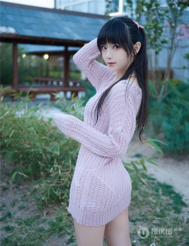甜美萌新妹子一枚，黑直长发气质女生肩带泳装气质写真图集