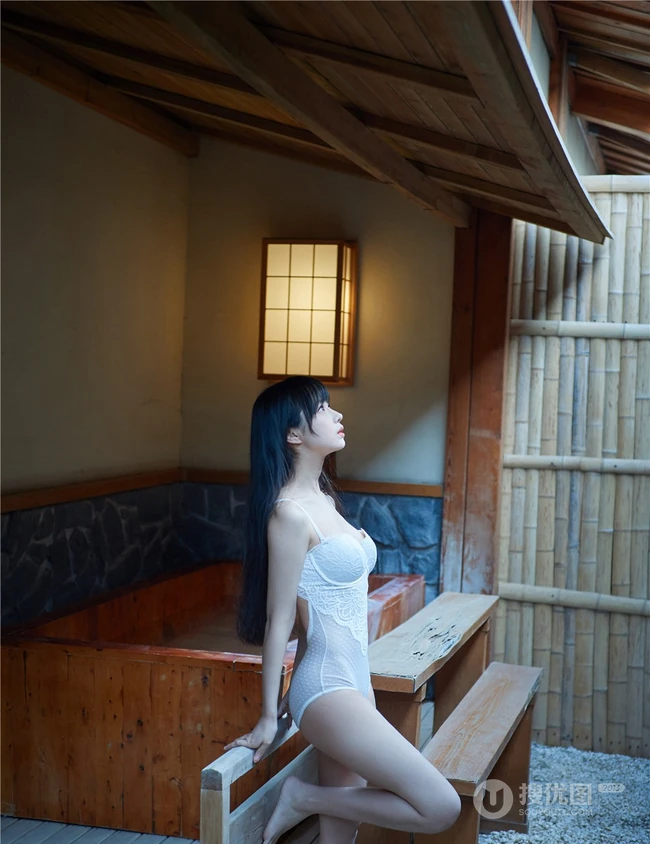 甜美萌新妹子一枚，黑直长发气质女生肩带泳装气质写真图集