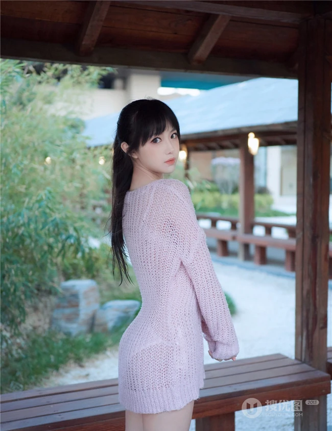 甜美萌新妹子一枚，黑直长发气质女生肩带泳装气质写真图集