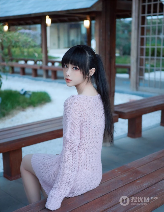 甜美萌新妹子一枚，黑直长发气质女生肩带泳装气质写真图集