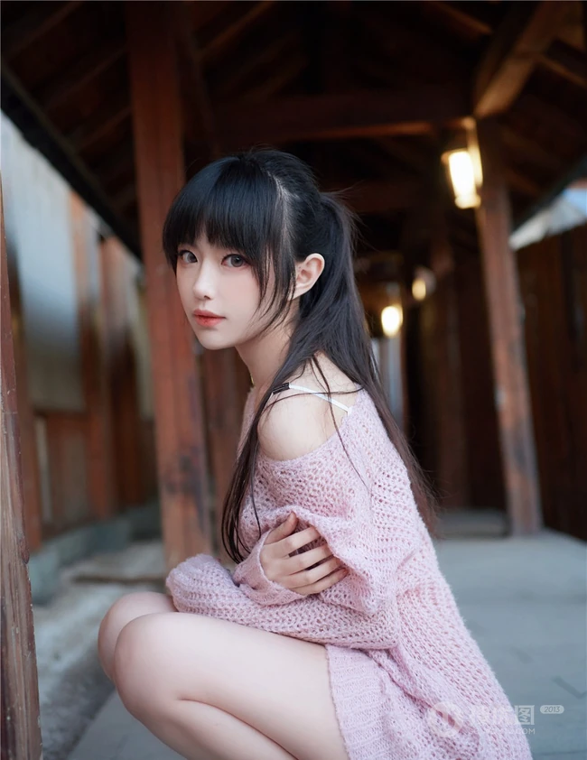 甜美萌新妹子一枚，黑直长发气质女生肩带泳装气质写真图集