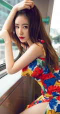 气质温柔气质女生小姐姐绯月樱碎花长裙香港街头美拍写真图集