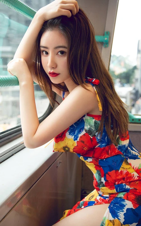 气质温柔气质女生小姐姐绯月樱碎花长裙香港街头美拍写真图集