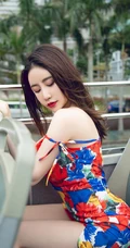 气质温柔气质女生小姐姐绯月樱碎花长裙香港街头美拍写真图集
