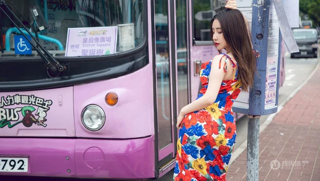 气质温柔气质女生小姐姐绯月樱碎花长裙香港街头美拍写真图集