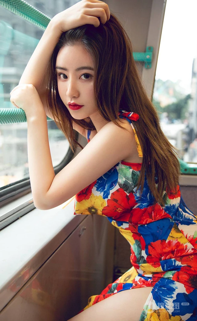 气质温柔气质女生小姐姐绯月樱碎花长裙香港街头美拍写真图集