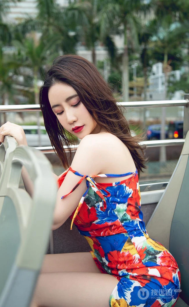 气质温柔气质女生小姐姐绯月樱碎花长裙香港街头美拍写真图集