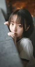 学生装短裤长筒袜清新甜美型短发女生在教室高清写真大图
