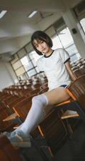 学生装短裤长筒袜清新甜美型短发女生在教室高清写真大图