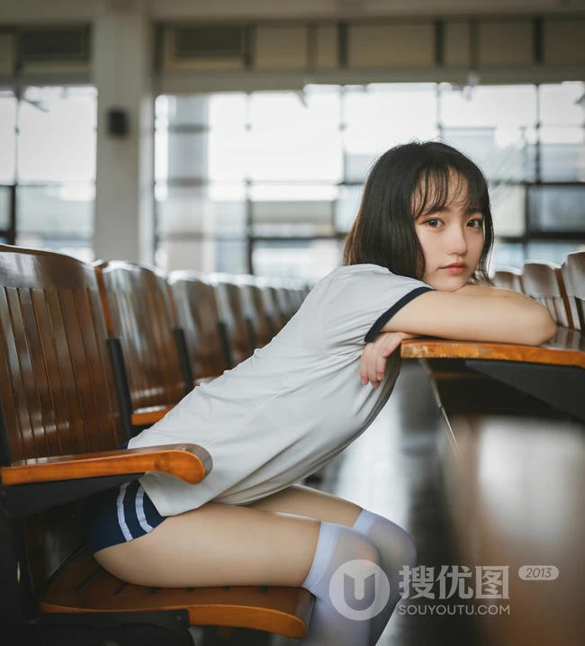 学生装短裤长筒袜清新甜美型短发女生在教室高清写真大图