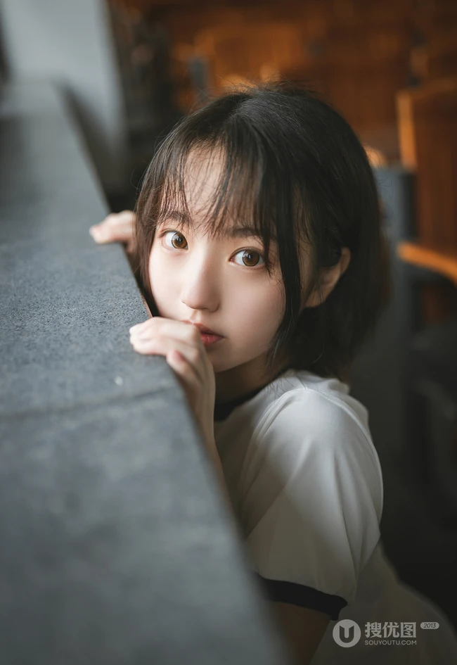 学生装短裤长筒袜清新甜美型短发女生在教室高清写真大图