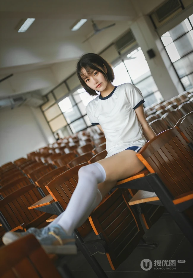 学生装短裤长筒袜清新甜美型短发女生在教室高清写真大图