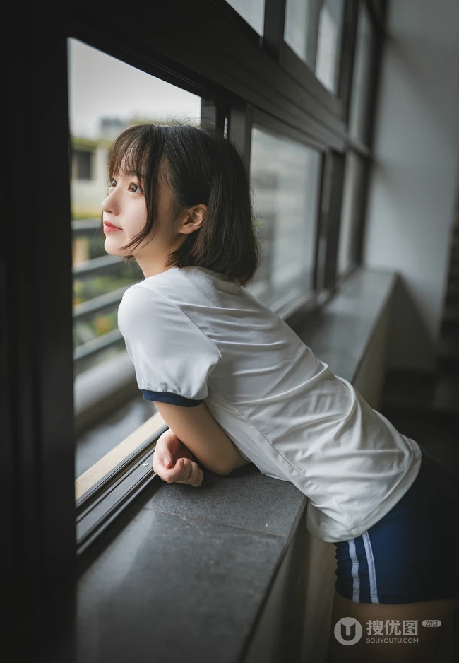学生装短裤长筒袜清新甜美型短发女生在教室高清写真大图