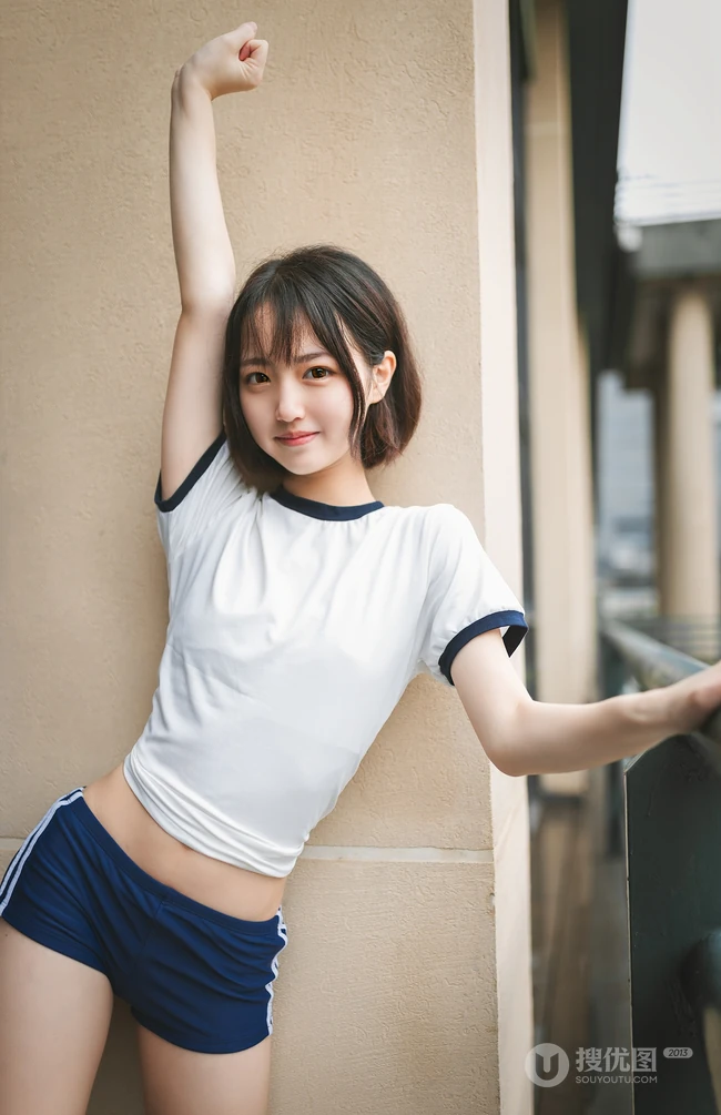 学生装短裤长筒袜清新甜美型短发女生在教室高清写真大图