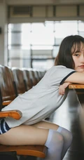 学生装短裤长筒袜清新甜美型短发女生在教室高清写真大图