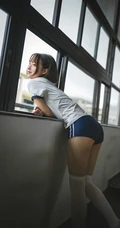 教室里漂亮粉嫩的可爱小女生2k高清手机壁纸图片