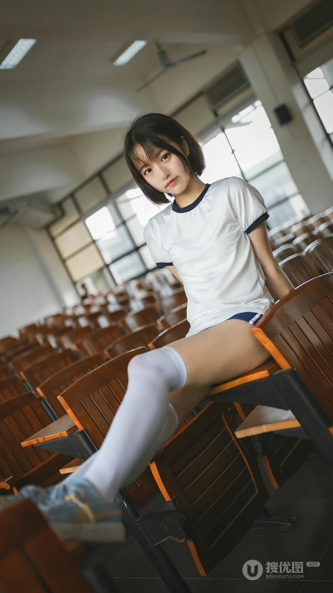 教室里漂亮粉嫩的可爱小女生2k高清手机壁纸图片
