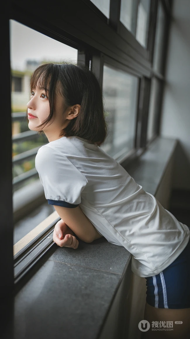 教室里漂亮粉嫩的可爱小女生2k高清手机壁纸图片