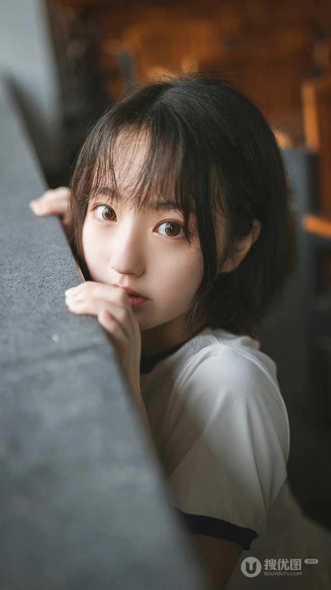 教室里漂亮粉嫩的可爱小女生2k高清手机壁纸图片