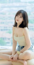 气质匀称温柔型圆脸女生，肩带衣搭牛仔热裤居家悠闲写真吸睛美照