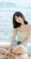 气质匀称温柔型圆脸女生，肩带衣搭牛仔热裤居家悠闲写真吸睛美照