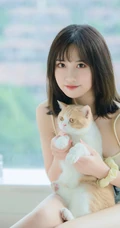 气质匀称温柔型圆脸女生，肩带衣搭牛仔热裤居家悠闲写真吸睛美照