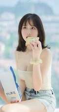 气质匀称温柔型圆脸女生，肩带衣搭牛仔热裤居家悠闲写真吸睛美照