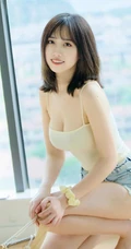 气质匀称温柔型圆脸女生，肩带衣搭牛仔热裤居家悠闲写真吸睛美照
