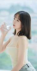 气质匀称温柔型圆脸女生，肩带衣搭牛仔热裤居家悠闲写真吸睛美照