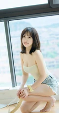 气质匀称温柔型圆脸女生，肩带衣搭牛仔热裤居家悠闲写真吸睛美照