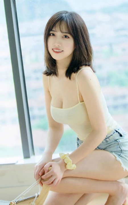 气质匀称温柔型圆脸女生，肩带衣搭牛仔热裤居家悠闲写真吸睛美照
